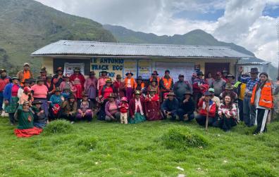 Malena Sanz Young, agachada a la derecha, con campesinos de la región andina de Apurímac