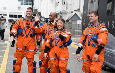 Los astronautas de la misión 'Artemis II', dirigiéndose a la plataforma de lanzamiento este pasado 1 de abril