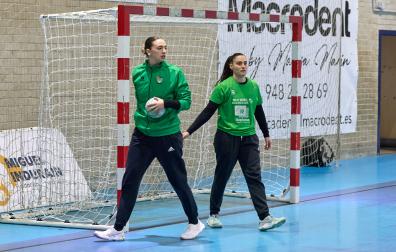 Olaia Luzuriaga y Patricia Encinas, este pasado miércoles 1 de abril antes del duelo frente al Cicar Lanzarote en la Liga Guerreras