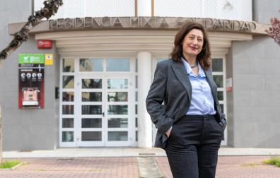 La alcaldesa de Castejón, Noelia Guerra Lafuente, ante la entrada a la Residencia Mixta Solidaridad de la villa