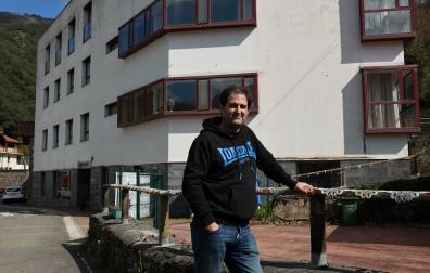 Lontxo Zubillaga Goikoetxea, alcalde de Betelu, ante la residencia