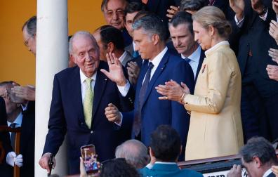 l público de la plaza de toros de La Maestranza de Sevilla ha recibido esta tarde con una ovación al rey emérito Juan Carlos I