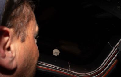 El comandante de la Artemis II, Reid Wiseman, mira por la ventana hacia la Luna a bordo de la nave espacial Orión