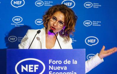 La candidata del PSOE a la Presidencia de la Junta de Andalucía, María Jesús Montero, durante su intervención este martes en un desayuno informativo