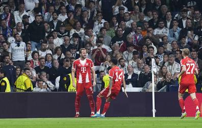 Luis Díaz felicita a Harry Kane tras anotar el británico el 0-2 al inicio de la segunda parte