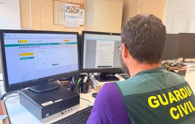 Un guardia civil investigando una estafa mediante el método de 'smishing'