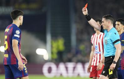 El colegiado István Kovács muestra cartulina roja al defensa del FC Barcelona Pau Cubarsí