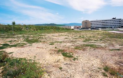 Vista parcial de los terrenos ya urbanizados en Beriáin. Al fondo los edificios levantados donde estuvieron las cocheras. A la derecha, el parque