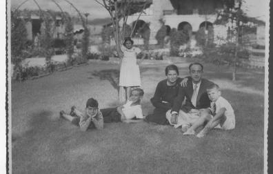 FELIX HUARTE. RETRATO DE FAMILIA EN VILLA ADRIANA. FELIX HUARTE. RETRATO DE FAMILIA EN SU CASA DE PAMPLONA, VILLA ADRIANA, PROYECTADA POR VICTOR EUSA.Fotografía de la familia Huarte en Villa Adriana.