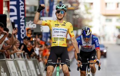 El ciclista francés Paul Seixas (Decathlon CMA CGM Team) levanta los brazos en Eibar tras la quinta etapa de la Vuelta al País Vasco 2026