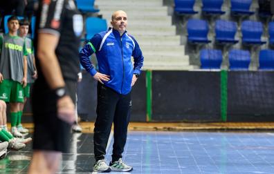 El entrenador Miguel Hernández, en el banquillo de Osasuna Magna