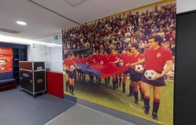 Esta imagen del domingo 8 junio de 1980, con motivo del homenaje del ascenso, se ha colocado en el vestuario de Osasuna en ElSadar. A la izquierda aparecen, Echeverría y Martín, y a la derecha, encabezando el grupo Clemente Iriarte, Iriguíbel y Lumbreras.osasuna