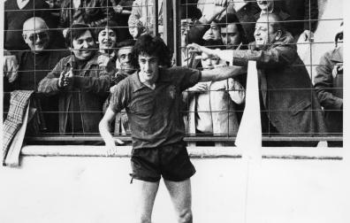 Martín, junto a la grada en un partido de la temporada 1980-81