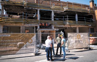 En la imagen: vecinos afectados en el exterior de las viviendas afectadas por las explosiones