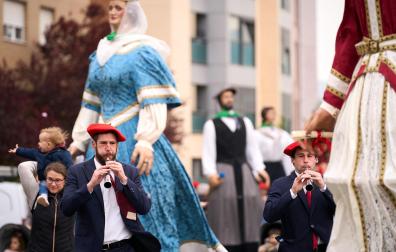 Foto del desfile de los Gigantes de Huarte con motivo del 75 aniversario de la comparsa