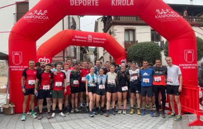 Los participantes de agoizkos en la línea de meta.ek