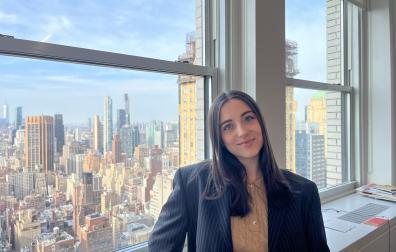 La joven tudelana posa en la ventana de su oficina, situada en la planta 47 del edificio Chrysler de Nueva York, construido en 1930 y uno de sus rascacielos más emblemáticos (cuenta con 77 pisos).