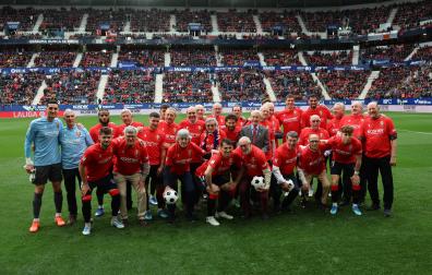 Los jugadores del ascenso del año 80 han dado una vuelta de honor al estadio antes del partido ante el Betis