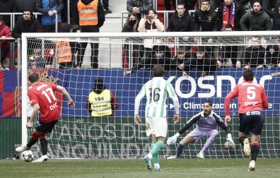 El delantero croata de Osasuna Ante Budimir (i) marca de penalti gol ante el Real Betis (1-1)