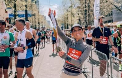 Verdeliss, la navarra Estefanía Unzu Ripoll, con su medalla tras acabar su 64ª maratón, esta vez en Rotterdam