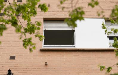 Ventana del tercer piso, desde el que se ha descolgado la mujer fallecida