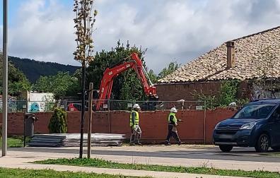 Vídeo de una excavadora comenzando las obras en el antiguo convento de Aranzadi tras el desalojo