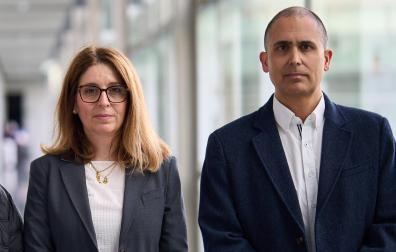 Victoria Güeto, médica de familia en el centro de salud de Mendillorri, y Gorka Docio, cirujano en el hospital García Orcoyen de Estella
