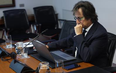 El auditor de Comptos Miguel Ángel Aurrecoechea, minutos antes del inicio de su comparecencia en el Parlamento de Navarra