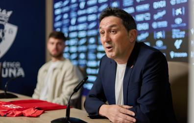 Braulio Vázquez, durante la rueda de prensa renovación Iker Muñoz, detrás