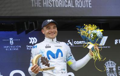 El ciclista del Movistar Carlos Canal, en el podio tras ganar la segunda etapa de la carrera O Gran Camiño 2026