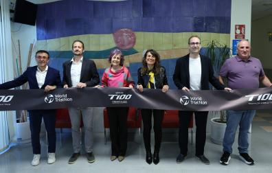 José Hidalgo, presidente de la FETRI, Sam Renouf, CEO de la PTO, Rebeca Esnaola, consejera, Maider Beloki, concejala, Jorge Aguirre, presidente del Indaf, y Gorka Blasco, presidente de la Federación Navarra de Triatlón.