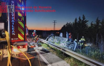 Uno de los vehículos ha quedado volcado y la carretera ha sido cortada al tráfico, aunque se ha habilitado un desvío