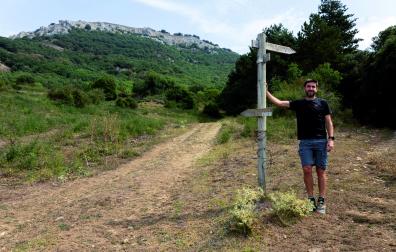 Roberto Martil, excapitán de Osasuna Magna, con la Trinidad de Erga al fondo.