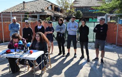 Rueda de prensa de colectivos sociales frente al antiguo convento de Agustinas en Aranzadi