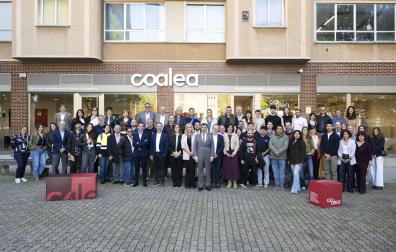 Foto de familia de los nuevos cooperativistas, representantes institucionales y miembros de Anel