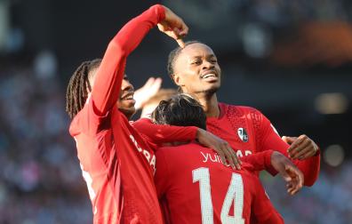 El centrocampista japonés del Friburgo Yuito Suzuki (c) celebra el tercer gol de su equipo durante el partido de vuelta de cuartos de final de la Liga Europa de fútbol entre el Celta y el Friburgo
