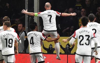 Los jugadores del Rayo celebran el tanto de Isi que les permite acceder a semifinales de la Conference League
