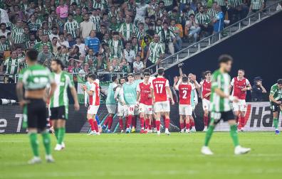 Los jugadores del Braga celebran un tanto ante el abatimiento de los béticos