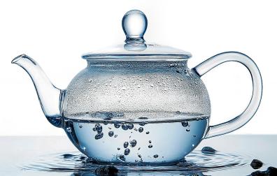 Una tetera con agua hirviendo