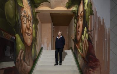 *A: Irati Aizpurua San Román *F: 14-04-26 *T: 165 aniversario, han pintado un mural. Gerente  del mercado. *L: Mercado de Santo Domingo, Pamplona.