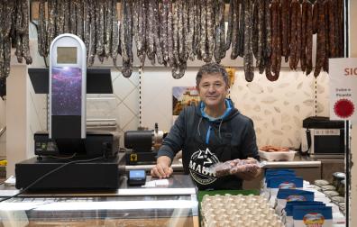 *El italiano Simone Borgio en su puesto especializado en embutido