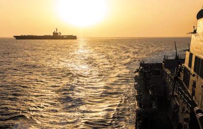 El buque USS Abraham Lincoln (CVN 72), en tránsito por el mar Arábigo