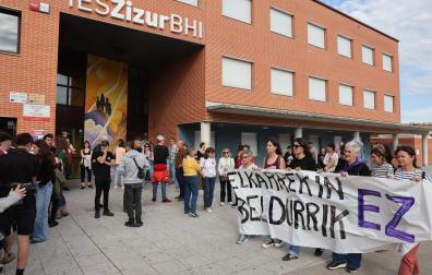 Manifestación del colectivo feminista junto al IES Zizur
