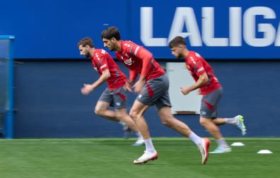 Una imagen del entrenamiento de ayer en el estadio de El Sadar, con Catena en primer plano