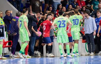 Imagen del tumulto que se ha formado en el túnel de vestuarios en el descanso del Osasuna Magna-Barça