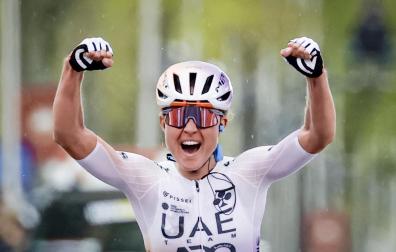 Paula Blasi festeja la victoria en la Amstel Gold Race