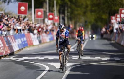 Remco Evenepoel celebra la victoria en la Amstel Gold Race
