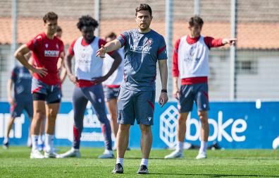 Lisci dirige al equipo durante el entrenamiento de este lunes, 20 de abril, en Tajonar