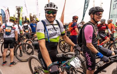 August Pascual, con el maillot del Kosner-Saltoki Home en una edición anterior de la Titan Desert