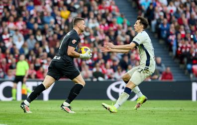 Unai Simón y Budimir, frente a frente la temporada pasada en San Mamés. j.p. urdíroz